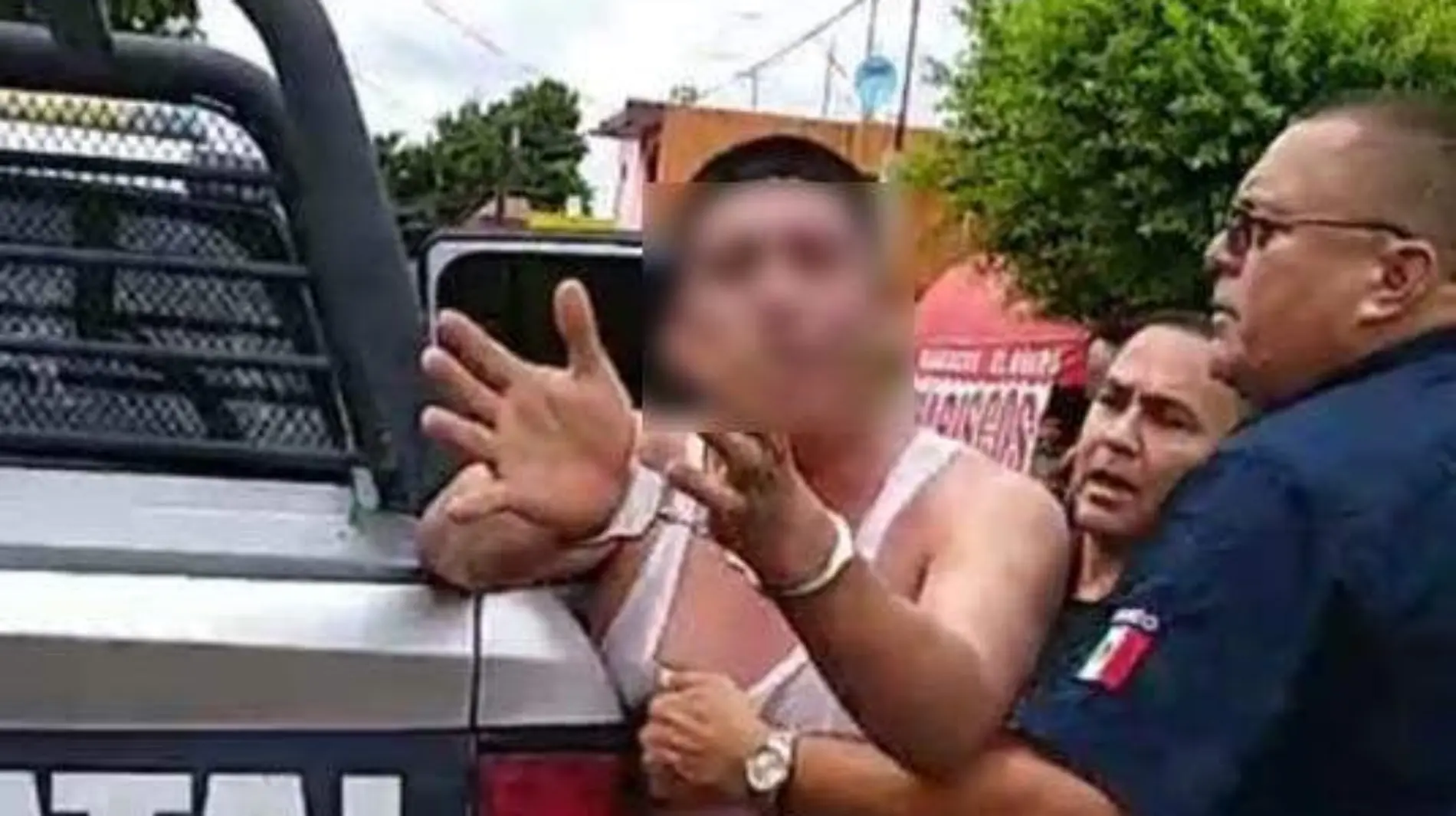 Policía detenido